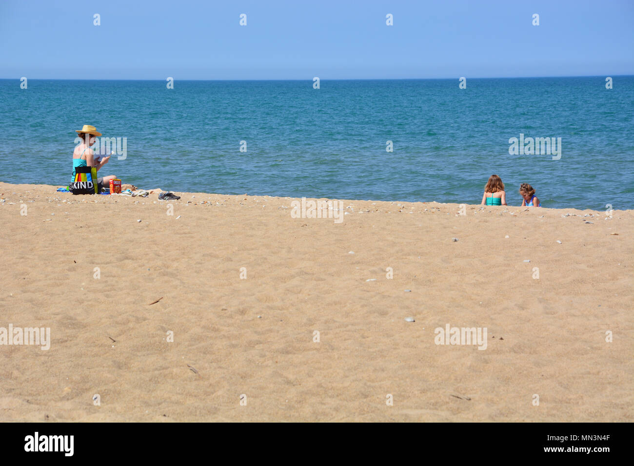 Una madre e i suoi due figli hanno la spiaggia per loro stessi a Evanston faro spiaggia sul lago Michigan. Foto Stock