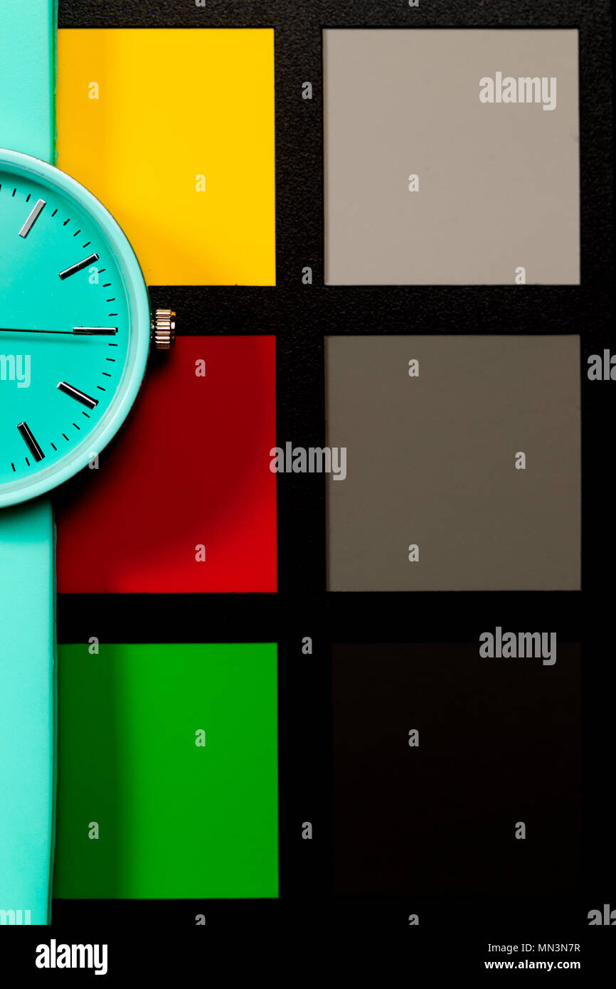 Orologio su uno sfondo colorato. Astrazione Foto Stock