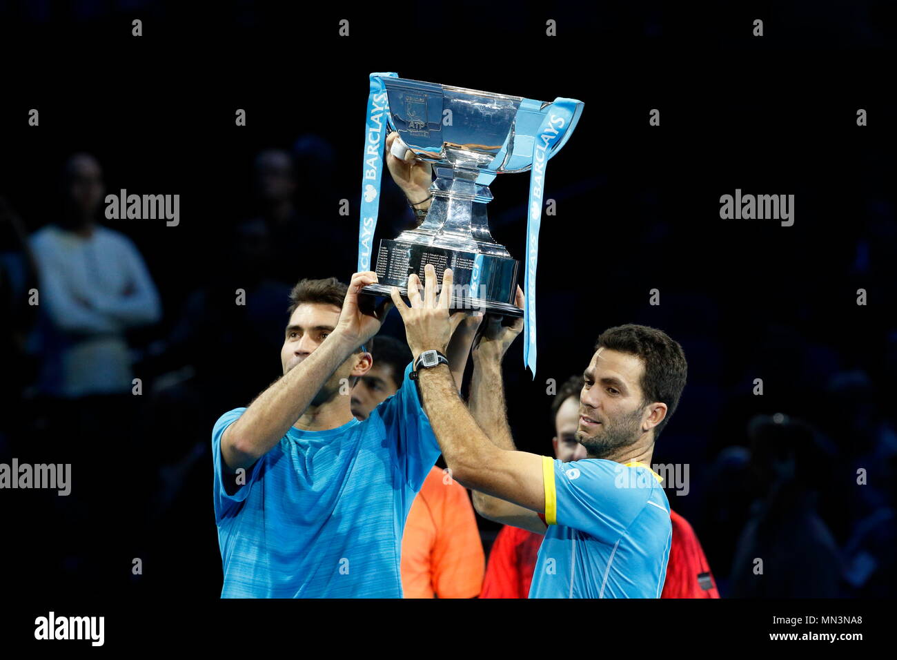 Rohan Bopanna & Florin Mergea vs Jean-Julien Rojer & Horia Tecau durante la partita finale del 2015 Barclays ATP World Tour Finals - O2 Arena di Londra Inghilterra. 22 Novembre 2015 Foto Stock