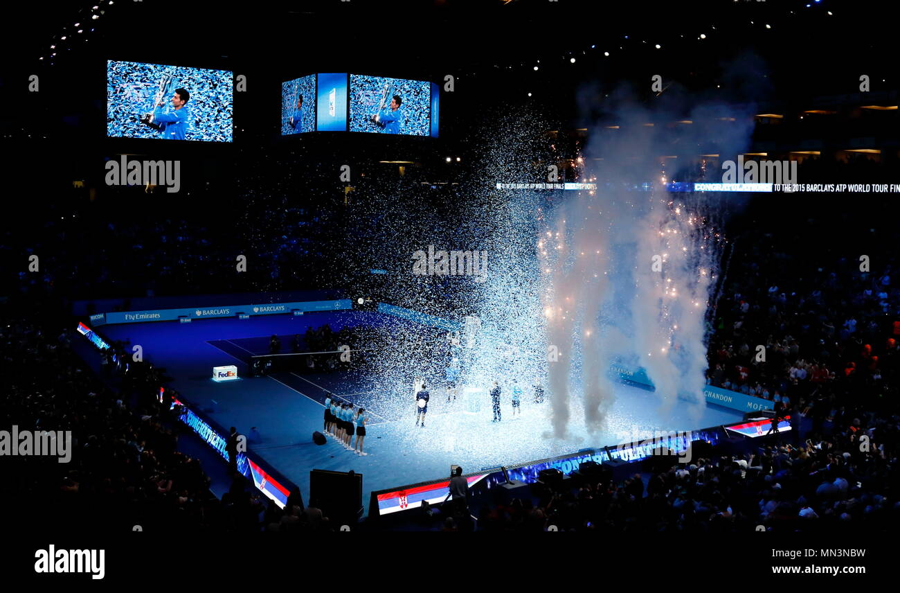 Roger Federer vs Novak Djokovic durante i singoli Final del 2015 Barclays ATP World Tour Finals - O2 Arena di Londra Inghilterra. 22 Novembre 2015 Foto Stock