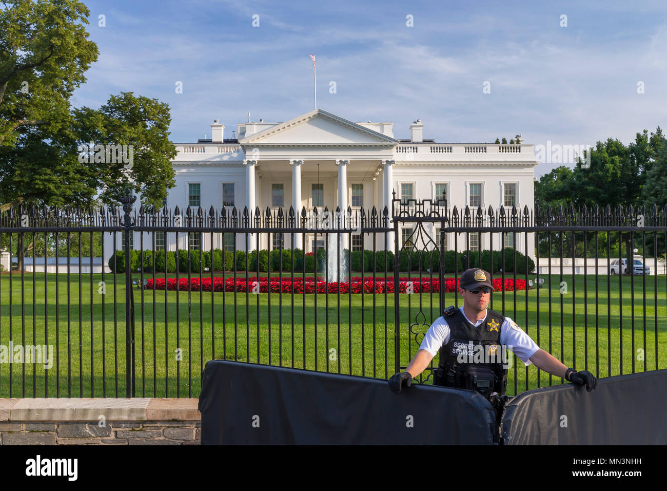 Agente dei servizi segreti, serata estiva, facciata sud, Casa Bianca a Washington DC, USA, America del Nord Foto Stock