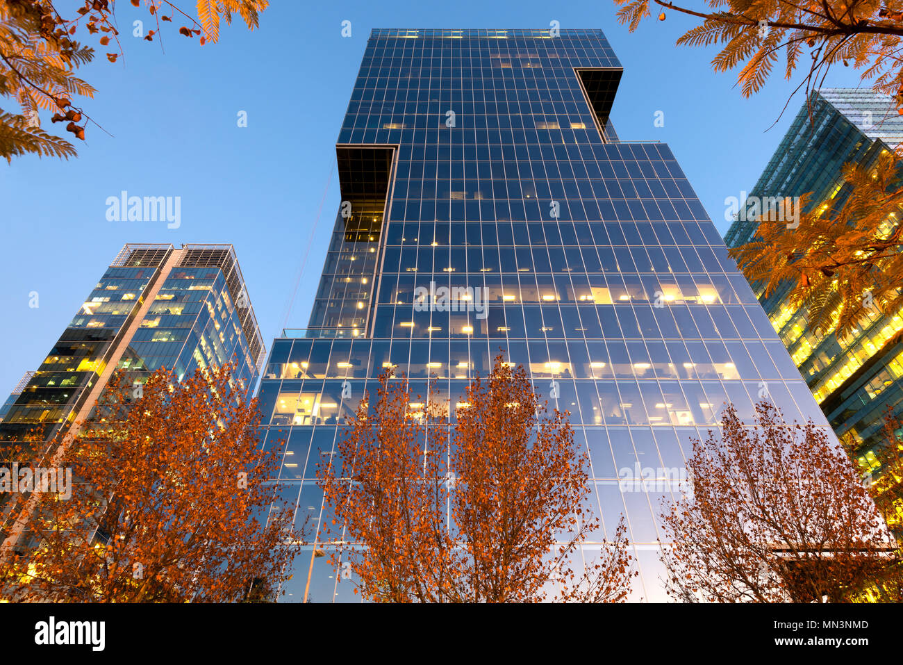 Edifici per uffici a distretto finanziario noto come Nueva Las Condes di Presidente Riesco avenue, Las Condes de Santiago de Cile Foto Stock