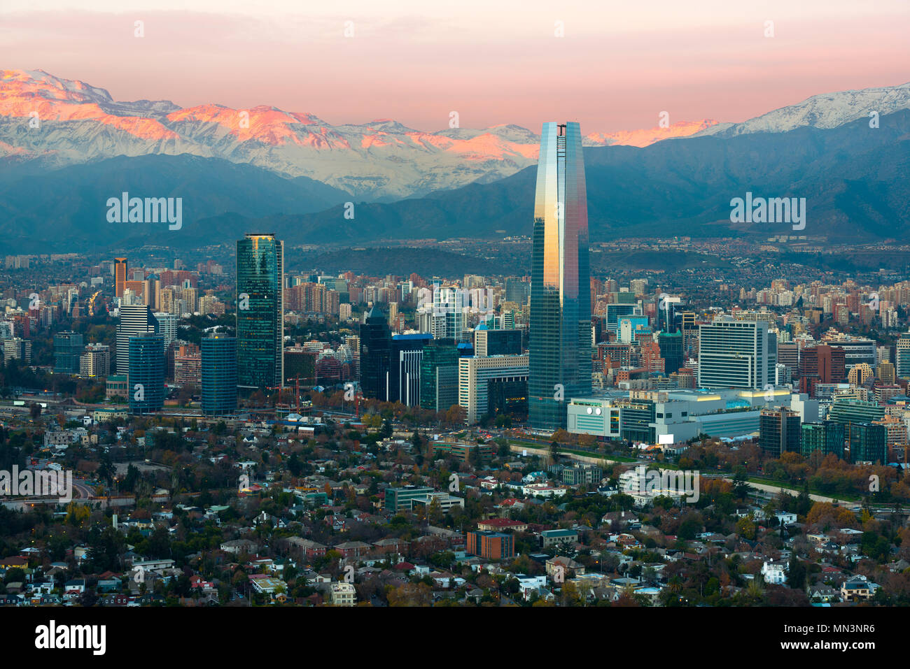 Vista panoramica di Providencia e Las Condes distretti con la Cordigliera delle Ande al tramonto, Santiago de Cile Foto Stock