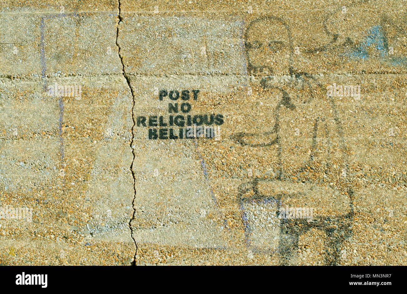 " POST N. credenze religiose' - Graffiti su un ciottolo-tratteggiato sea wall a Shoreham Porto, vicino a Brighton, Sussex. Inghilterra 2008. Foto Stock