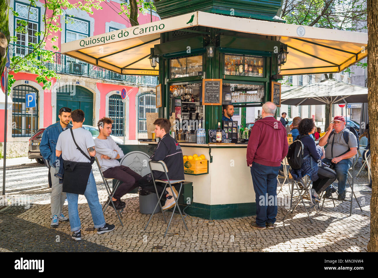 Piazza Lisbona, vista in primavera di persone che si rilassano in un famoso chiosco in un angolo di Largo do Carmo nel quartiere Bairro Alto di Lisbona, Portogallo. Foto Stock