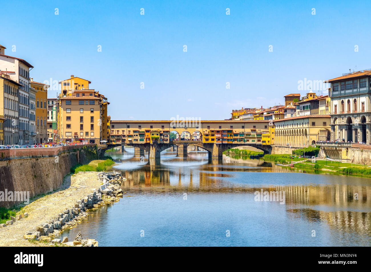 Ponte Vecchio sull'Arno a Firenze, Italia contro un cielo privo di nuvole Foto Stock