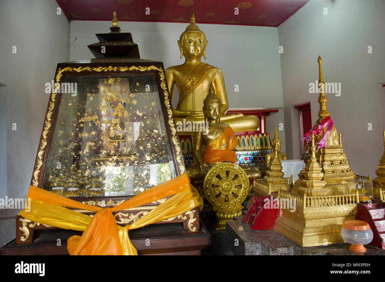 Golden buddha staute per persone di rispetto e di pregare presso Wat Sakae Krang in Uthai Thani, Thailandia Foto Stock