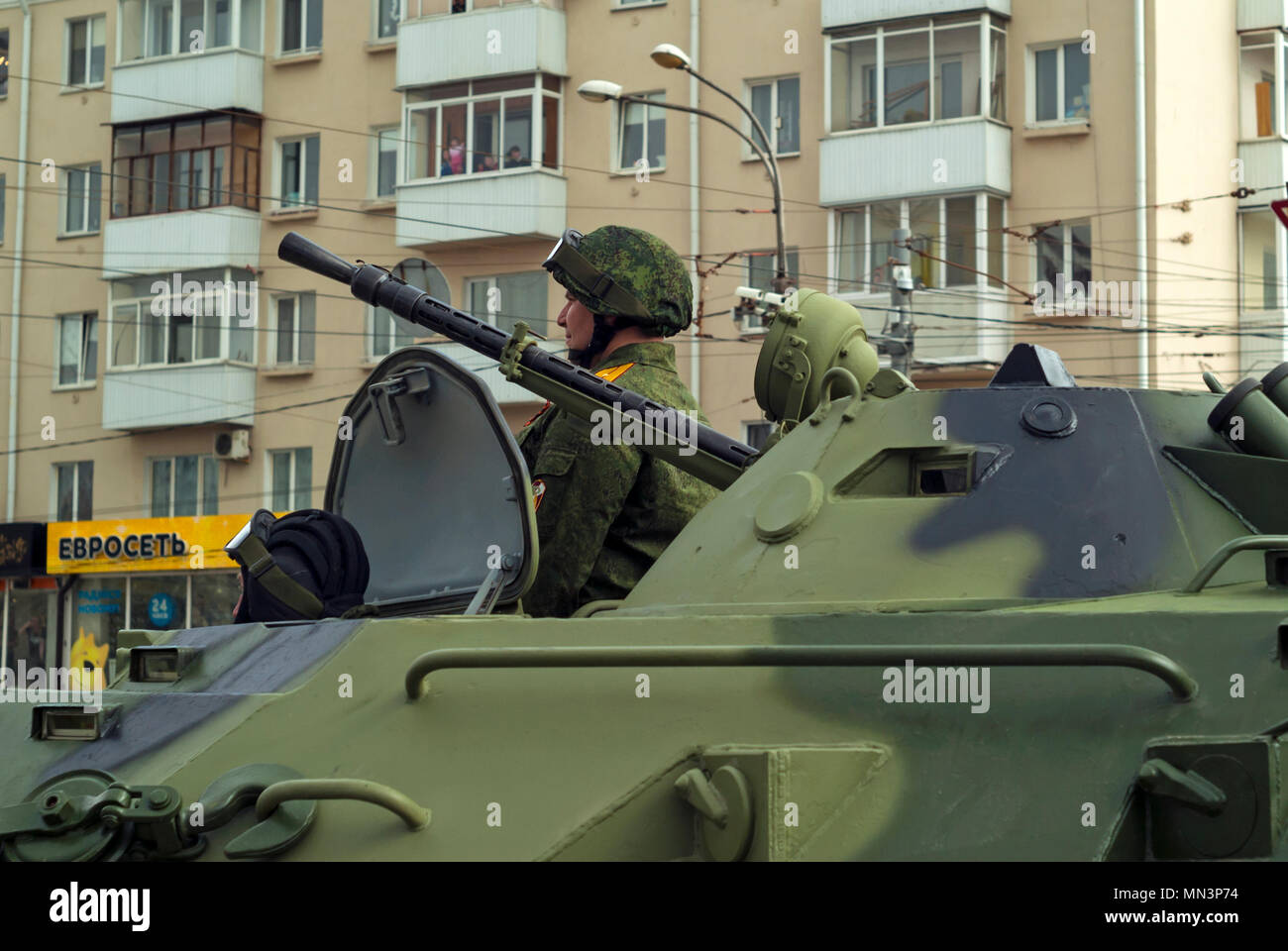 Perm, Russia - 09 Maggio 2018: BTR-82 corazzato trasporto di personale con un equipaggio su una strada di città dopo la vittoria parata del giorno Foto Stock
