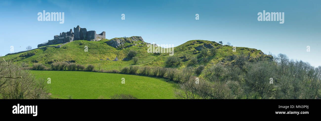 Rovine di Carreg Cennen castello arroccato su una cresta vicino al villaggio di trappola, nel Parco Nazionale di Brecon Beacons, nel Galles del Sud. È stato devastato durante Foto Stock