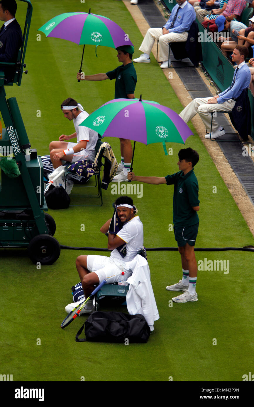 Londra, 3 luglio, 2017: Jo-Wifried Tsonga di Francia e Cameron Norrie su un passaggio durante il loro match di primo turno a Wimbledon. Foto Stock