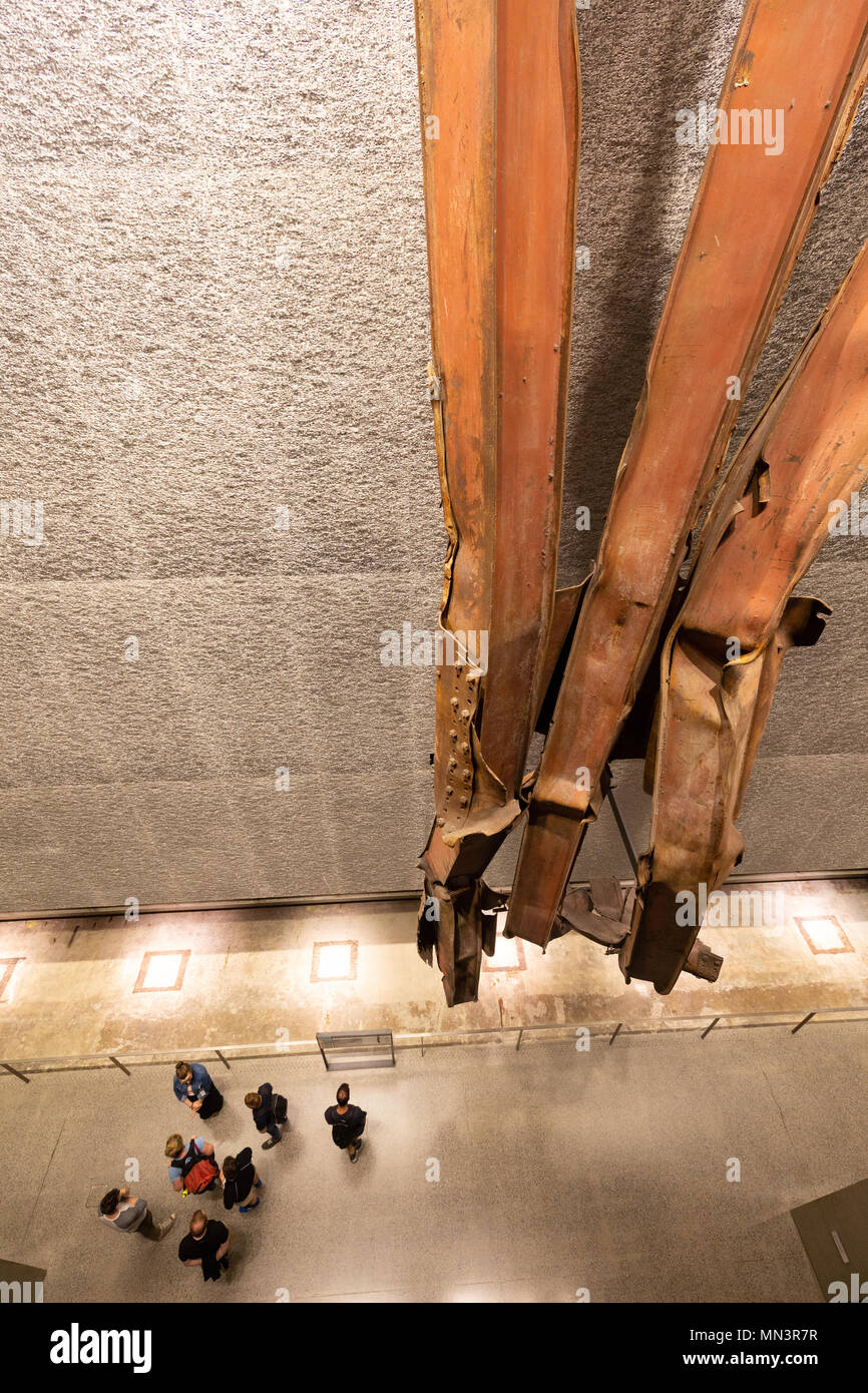 Turisti e ritorto in acciaio Travi in 9/11 Memorial Museum di New York City, Stati Uniti d'America ( vedi anche immagine MN3R89 ) Foto Stock