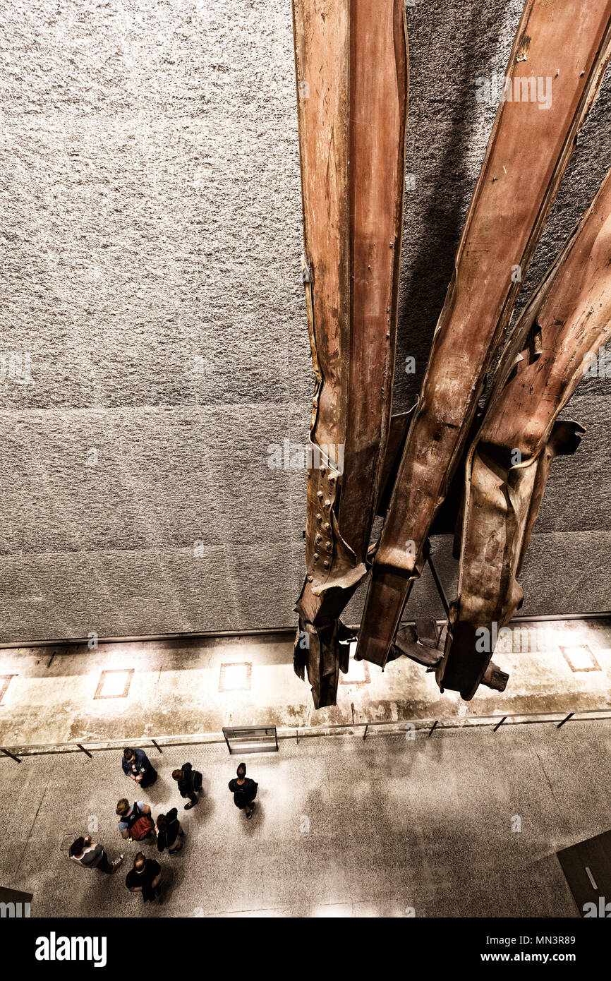 Turisti e ritorto in acciaio Travi in 9/11 Memorial Museum di New York City, Stati Uniti d'America ( vedi anche immagine MN3R7R ) Foto Stock