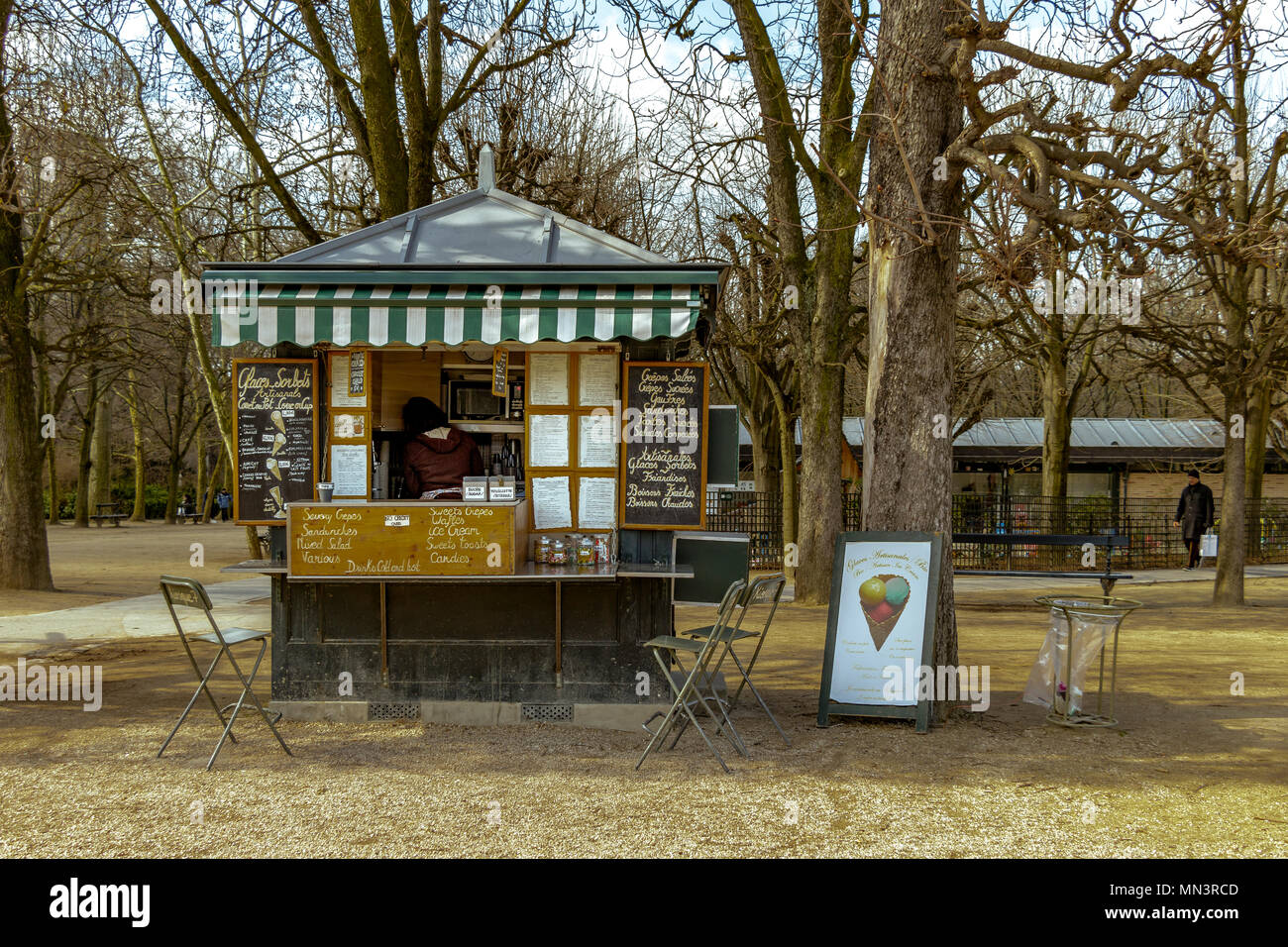Chiosco n. 7 al Jardin du Luxembourg che vende una vasta gamma di bevande calde e fredde e di prodotti alimentari , paris , France Foto Stock