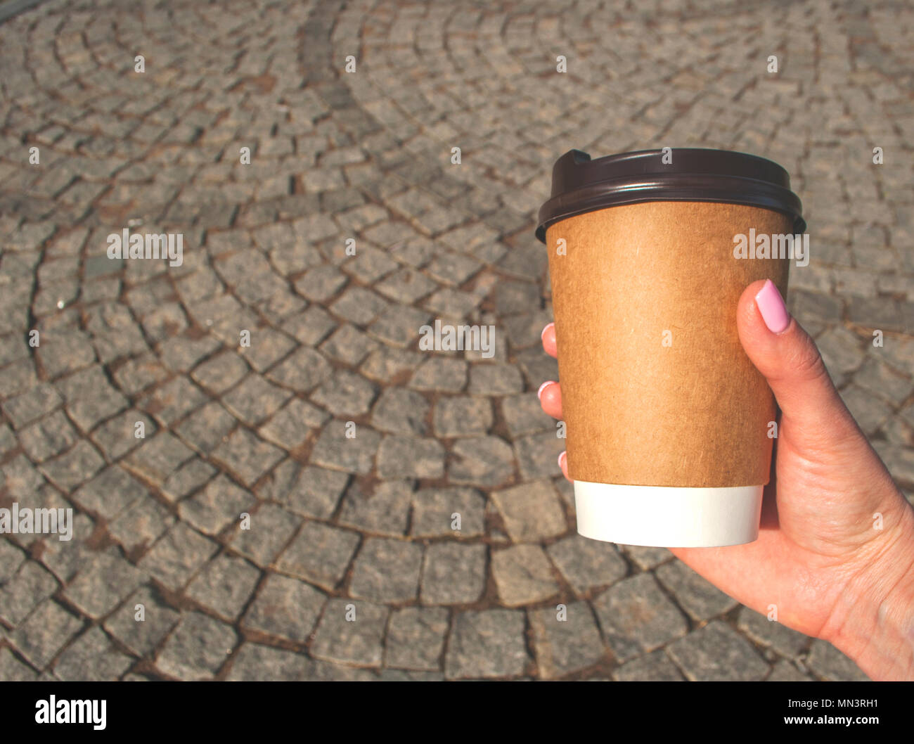 Una tazza di caffè in una donna di mano. Foto Stock