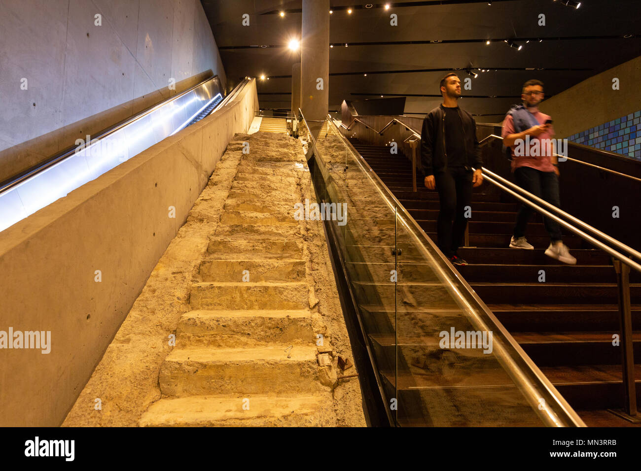 Visitatori di passaggio il Vesey San stair residuo, 11 settembre Memorial & Museum, il centro cittadino di New York New York City, Stati Uniti d'America Foto Stock