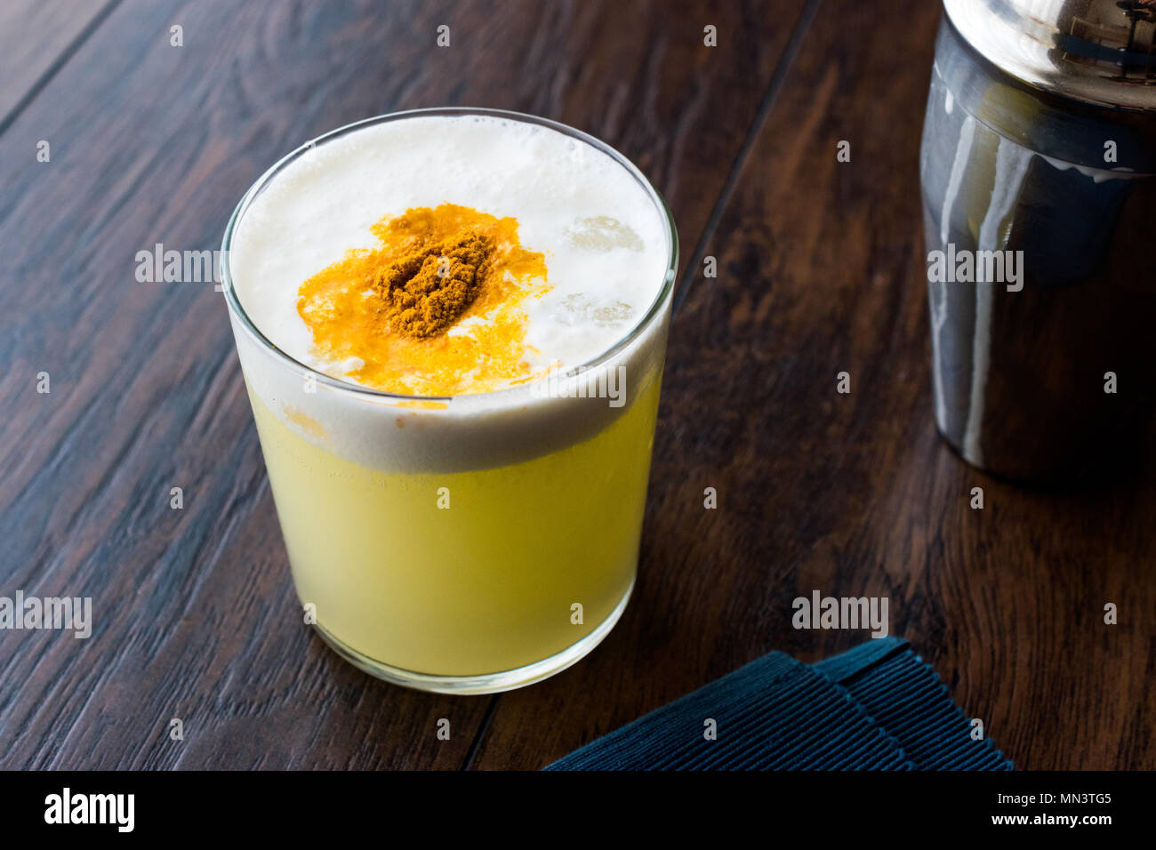 Spicy Pisco Sour Cocktail realizzato con il succo di lime, bianco d'uovo e uva peruviana Schnaps. Concetto di bevanda. Foto Stock