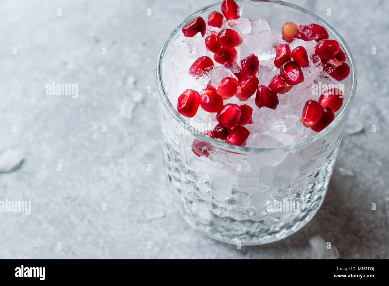 Melograno cocktail con ghiaccio tritato. Concetto di bevanda. Foto Stock