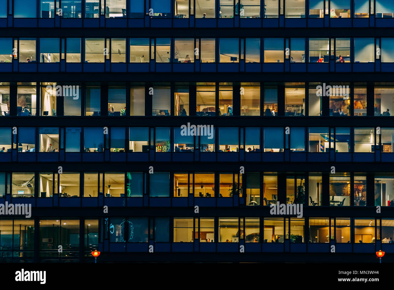AMSTERDAM, PAESI BASSI - Novembre 08, 2017: Occupato edifici per uffici durante la notte nella città di Amsterdam Foto Stock