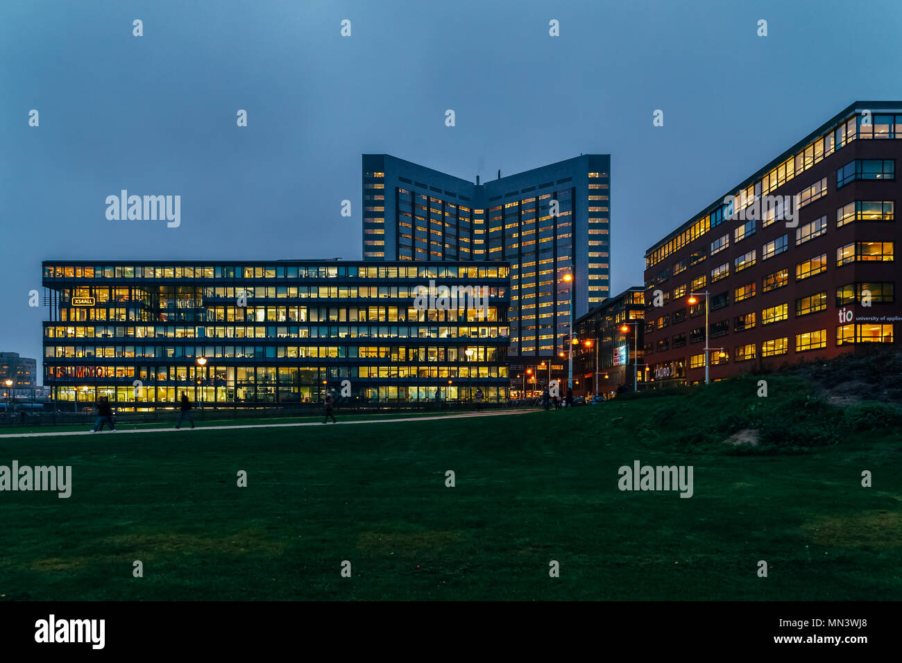 AMSTERDAM, PAESI BASSI - Novembre 08, 2017: Occupato edifici per uffici durante la notte nella città di Amsterdam Foto Stock