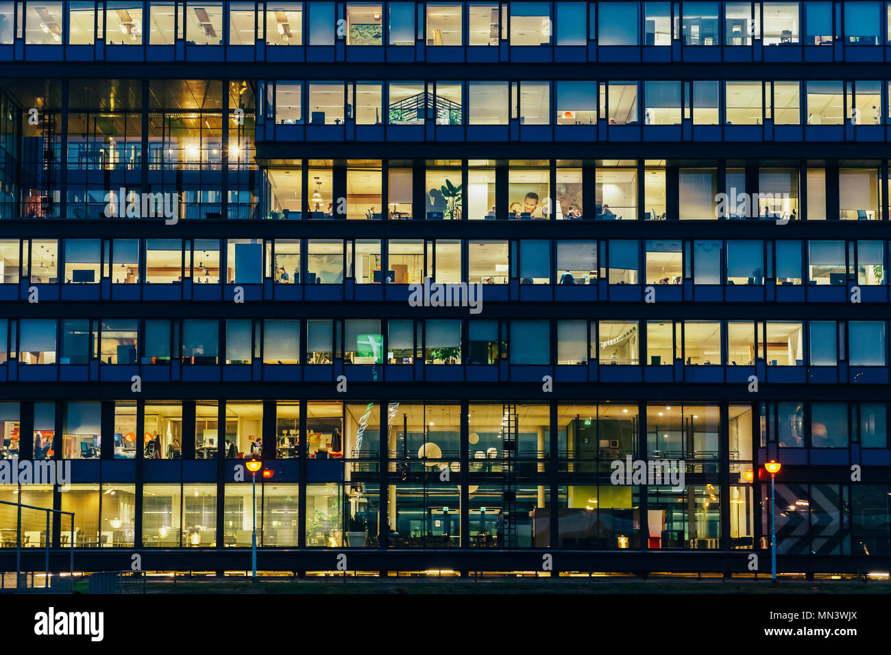 AMSTERDAM, PAESI BASSI - Novembre 08, 2017: Occupato edifici per uffici durante la notte nella città di Amsterdam Foto Stock