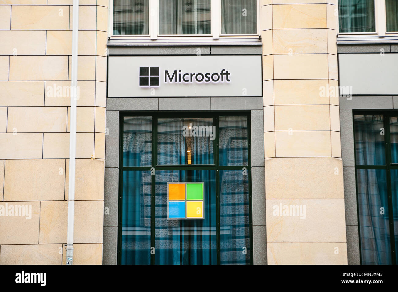 Berlino, Germania 15 Febbraio 2018: Microsoft Corporation o MS. Sala operativa del sistema Windows o azienda multinazionale nella produzione di software per mezzo di computer e personal computer. Foto Stock