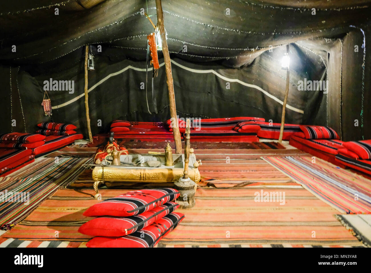 Interno di una tradizionale tenda beduina Foto stock - Alamy