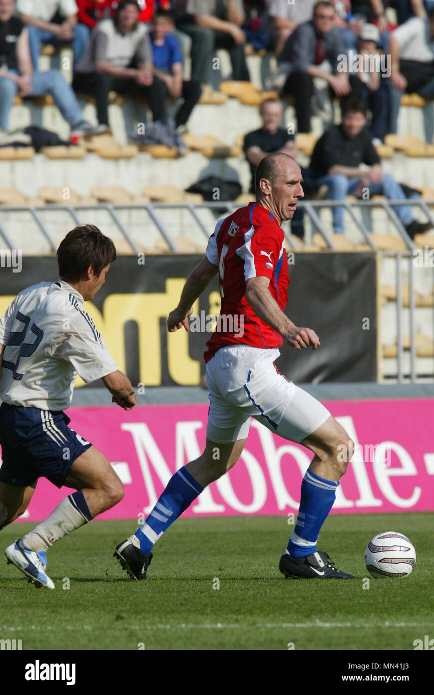 Jan KOLLER della Repubblica ceca e Makoto Tanaka del Giappone competere durante la Internatinal amichevole tra Repubblica Ceca 0-1 Giappone a TYOTA Arena, Praga, Repubblica Ceca il 28 aprile 2004. Credito: AFLO SPORT/Alamy Live News Foto Stock