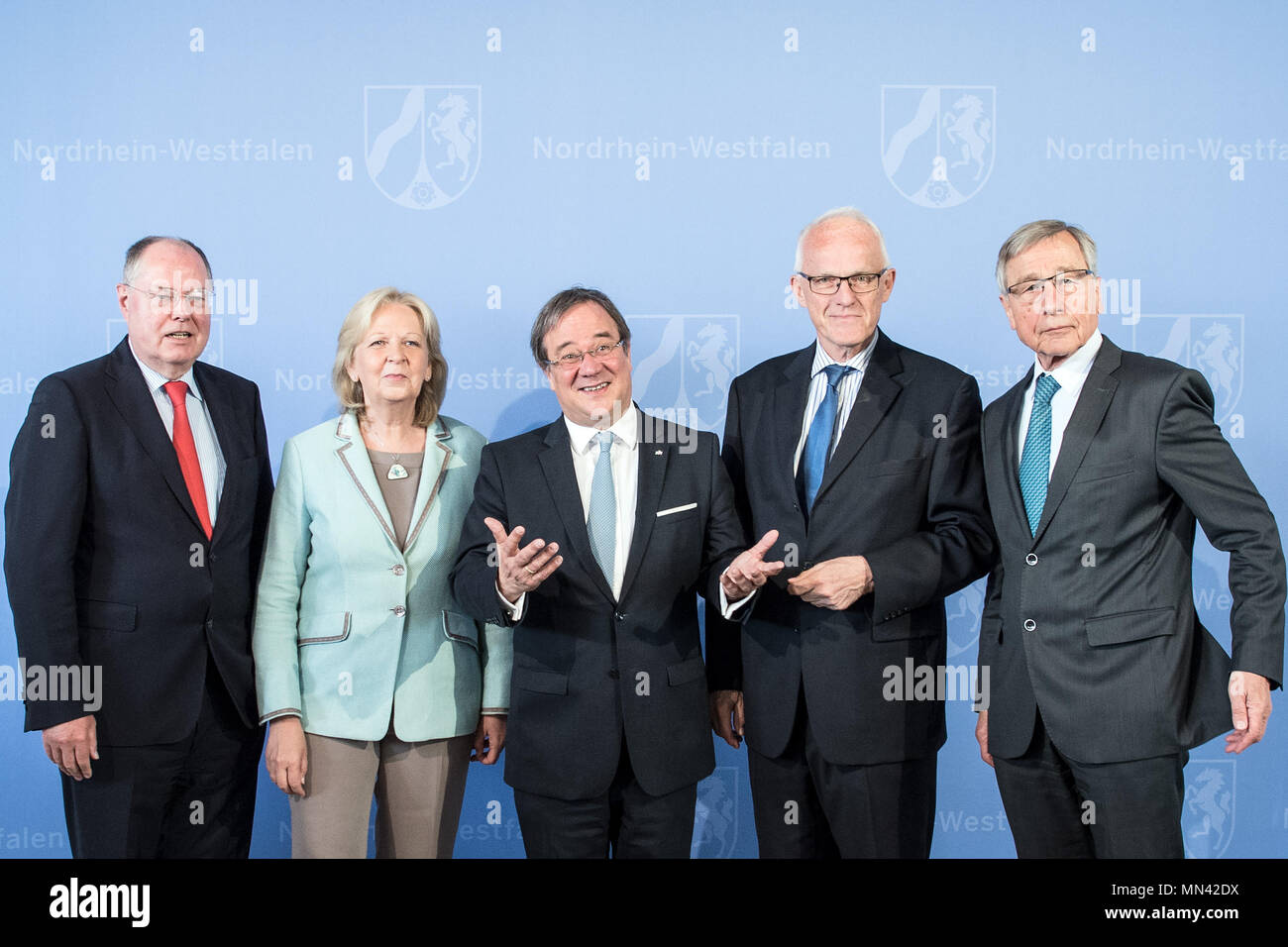 14 maggio 2018, Germania, Duesseldorf: Premier del Land Renania settentrionale-Vestfalia Armin Laschet (C) del cristiano Unione Democratica (CDU) e tutti i suoi ancora vivo predecessori, Peer Steinbrueck (L-R) di il Partito socialdemocratico (SPD), Hannelore Kraft (SPD), Juergen Ruettgers (CDU) e Wolfgang Clement pongono insieme prima della cerimonia in occasione del settantesimo anniversario della fondazione di Israele a Duesseldorf Cancelleria di Stato. Foto: Federico Gambarini/dpa Foto Stock