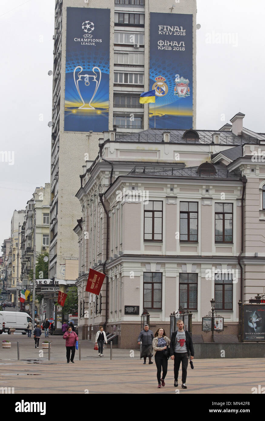 Kiev, Ucraina. 14 Maggio, 2018. Il logo della finale di UEFA Champions League 2018 è visto su una casa a Kiev, Ucraina, il 14 maggio 2018 . Kiev ospiterà la finale della UEFA Champions League 2018 il 26 maggio 2018. Credito: Serg Glovny/ZUMA filo/Alamy Live News Foto Stock