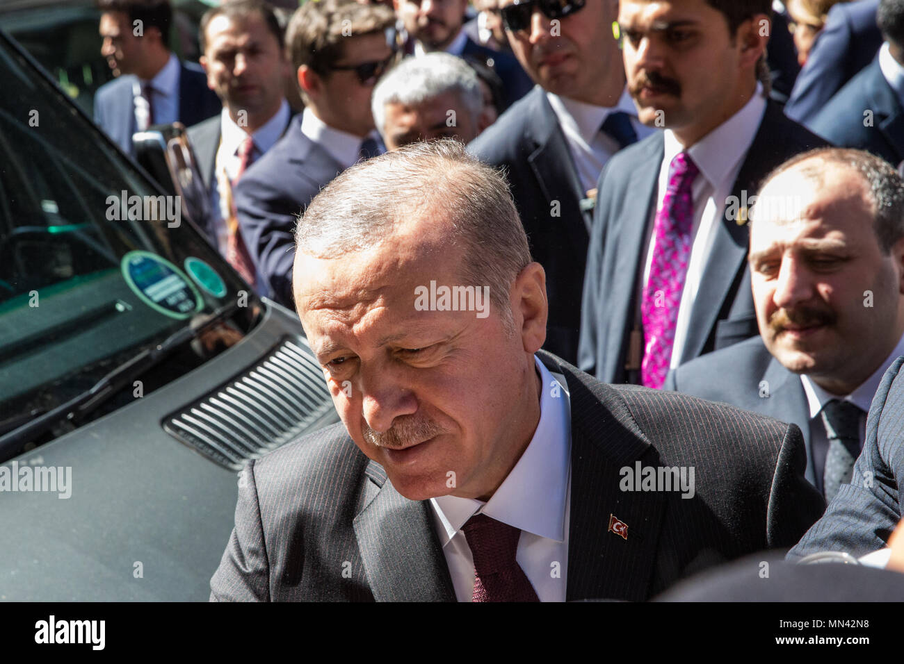 Londra, Regno Unito. 14 Maggio, 2018. Il Presidente turco Recep Tayyip Erdoğan si muove per salutare una donna in mezzo a un elevato livello di sicurezza dopo aver fatto un discorso a Chatham House a proposito di Turchia della "visione globale" come parte della sua 3 giorni di visita di Stato nel Regno Unito. Membri del Regno Unito la comunità curda hanno protestato contro il bagno turco di violazioni dei diritti umani di fronte alla sede. Credito: Mark Kerrison/Alamy Live News Foto Stock