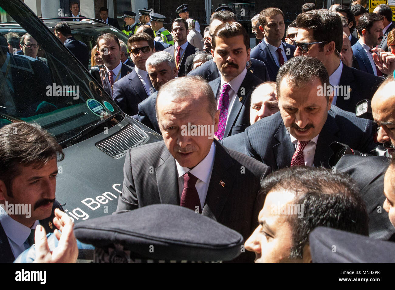 Londra, Regno Unito. 14 Maggio, 2018. Il Presidente turco Recep Tayyip Erdoğan si muove per salutare una donna in mezzo a un elevato livello di sicurezza dopo aver fatto un discorso a Chatham House a proposito di Turchia della "visione globale" come parte della sua 3 giorni di visita di Stato nel Regno Unito. Membri del Regno Unito la comunità curda hanno protestato contro il bagno turco di violazioni dei diritti umani di fronte alla sede. Credito: Mark Kerrison/Alamy Live News Foto Stock