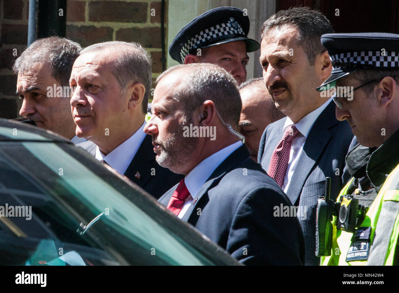 Londra, Regno Unito. 14 Maggio, 2018. Il Presidente turco Recep Tayyip Erdoğan lascia Chatham House amid high security dopo aver fatto un discorso sulla Turchia di "visione globale" come parte della sua 3 giorni di visita di Stato nel Regno Unito. Membri del Regno Unito la comunità curda hanno protestato contro il bagno turco di violazioni dei diritti umani di fronte alla sede. Credito: Mark Kerrison/Alamy Live News Foto Stock