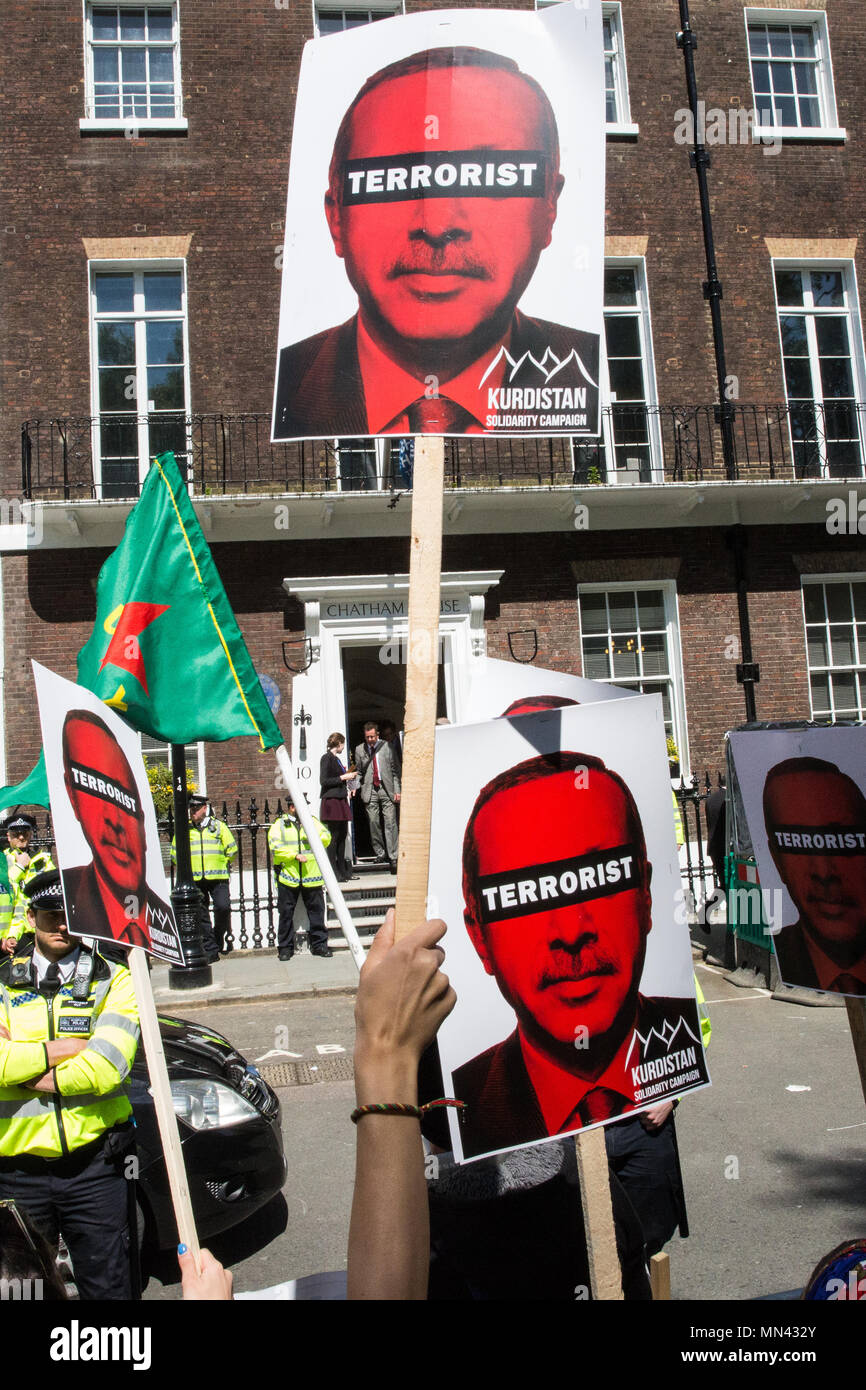 Londra, Regno Unito. 14 Maggio, 2018. Membri del Regno Unito la comunità curda protesta contro i 3 giorni di visita di stato dal Presidente turco Recep Tayyip Erdoğan opposta a Chatham House, dove egli stava facendo un discorso sulla Turchia di "visione globale". Credito: Mark Kerrison/Alamy Live News Foto Stock