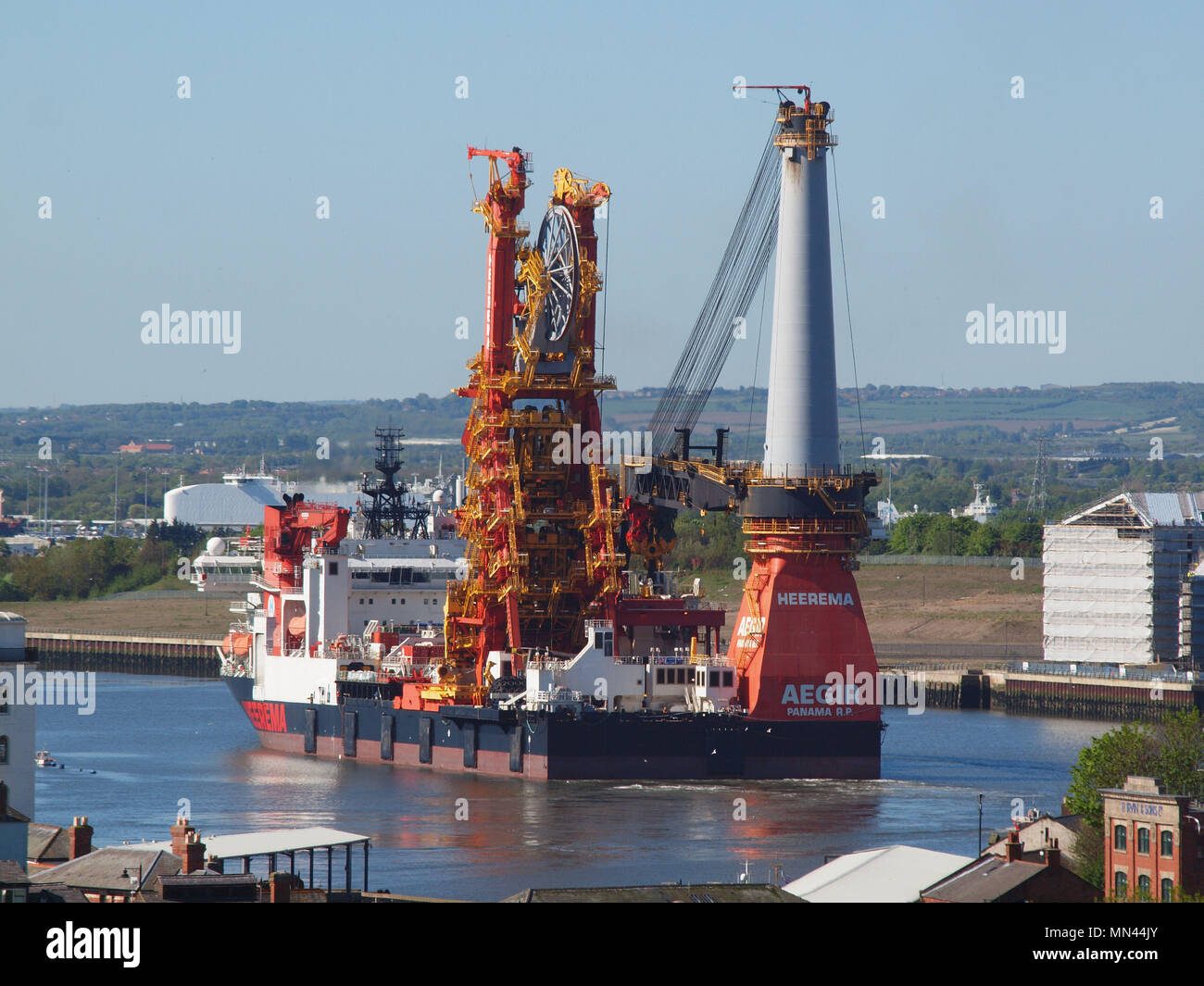 Newcastle Upon Tyne, 14 maggio 2018, UK Meteo. Una giornata di sole come 50228ton subsea sollevamento pesante nave costruzione ''Aegir'' vele nel fiume Tyne a North Shields, North Tyneside. Credito: James Walsh Alamy/Live News Foto Stock