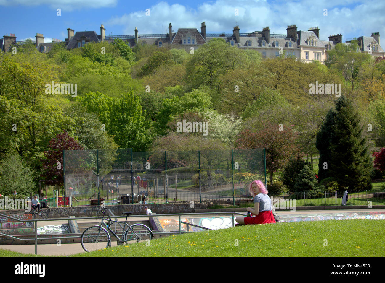 Glasgow, Scotland, Regno Unito 14 maggio.UK Meteo Estate Meteo se non tocchi aff vede entrambi i turisti e i locali stessi prendisole presso il Kelvingrove Park nel lussuoso West End della città. Gerard Ferry/Alamy news Foto Stock