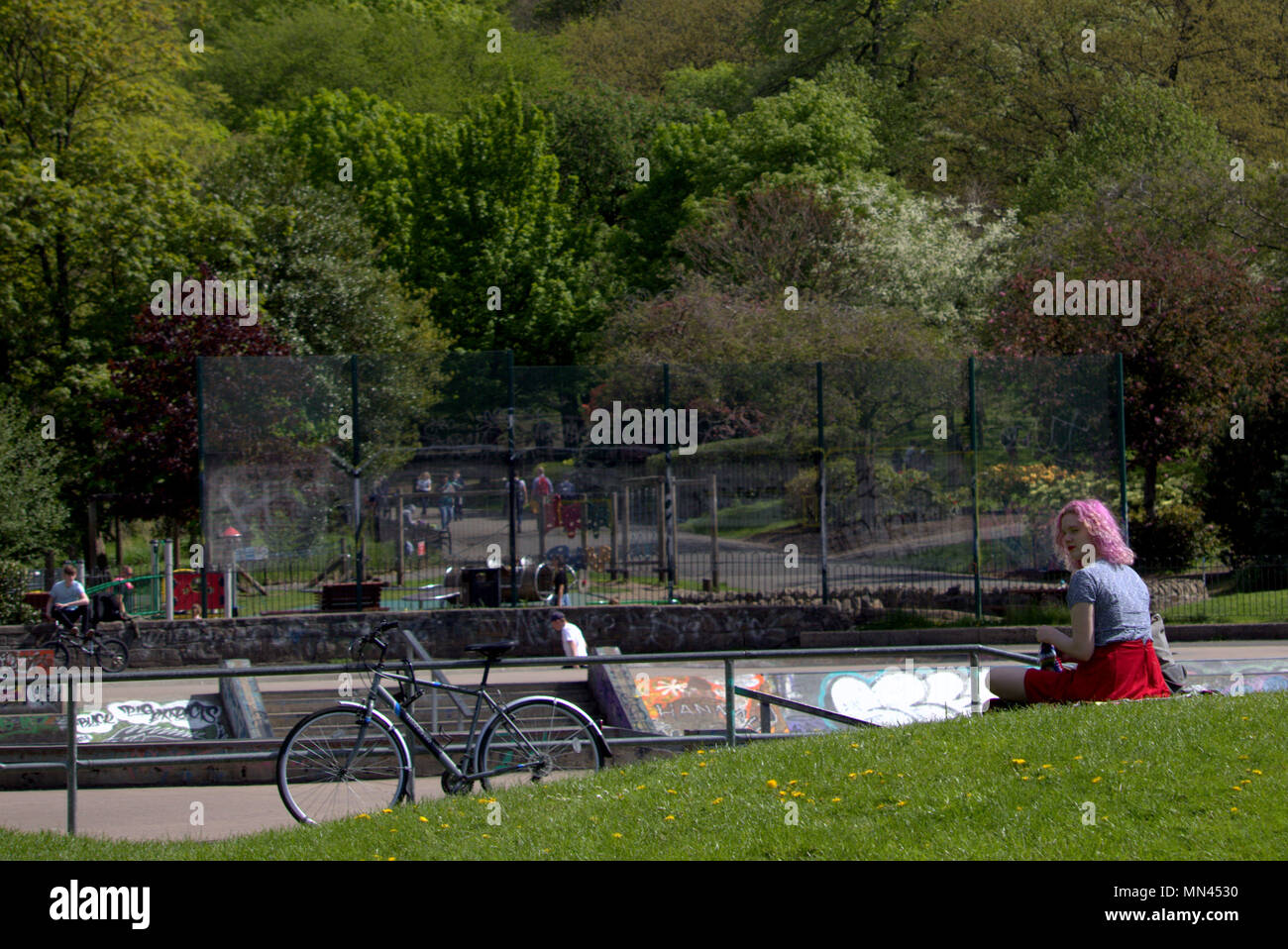 Glasgow, Scotland, Regno Unito 14 maggio.UK Meteo Estate Meteo se non tocchi aff vede entrambi i turisti e i locali stessi prendisole presso il Kelvingrove Park nel lussuoso West End della città. Gerard Ferry/Alamy news Foto Stock