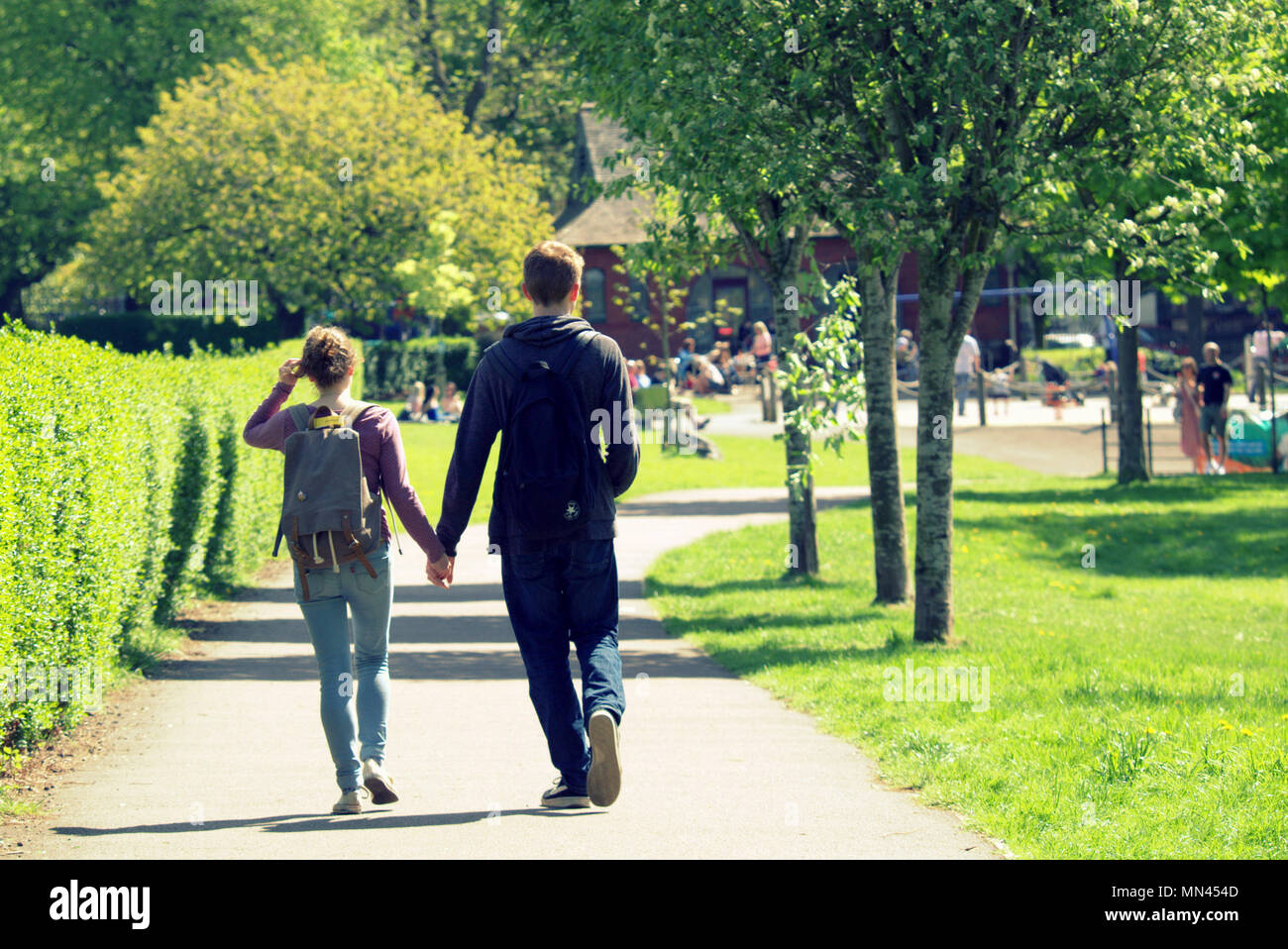 Glasgow, Scotland, Regno Unito 14 maggio.UK Meteo Estate Meteo se non tocchi aff vede entrambi i turisti e i locali stessi prendisole presso il Kelvingrove Park nel lussuoso West End della città. Gerard Ferry/Alamy news Foto Stock