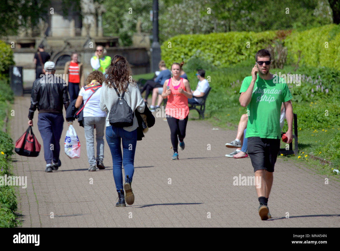 Glasgow, Scotland, Regno Unito 14 maggio.UK Meteo Estate Meteo se non tocchi aff vede entrambi i turisti e i locali stessi prendisole presso il Kelvingrove Park nel lussuoso West End della città. Gerard Ferry/Alamy news Foto Stock