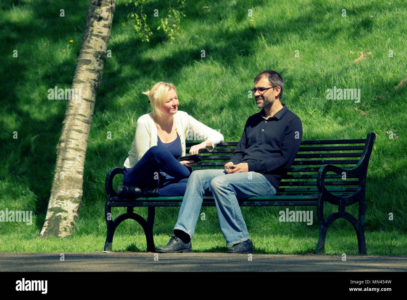 Glasgow, Scotland, Regno Unito 14 maggio.UK Meteo Estate Meteo se non tocchi aff vede entrambi i turisti e i locali stessi prendisole presso il Kelvingrove Park nel lussuoso West End della città. Gerard Ferry/Alamy news Foto Stock