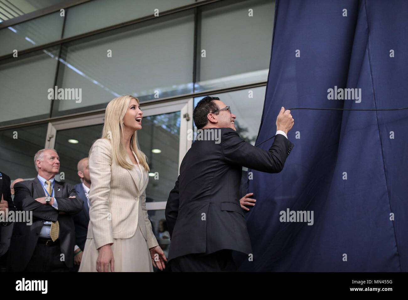 Gerusalemme, . 14 Maggio, 2018. Casa bianca senior advisor Ivanka Trump (L) sorrisi NEGLI STATI UNITI come segretario del Tesoro Steven Mnuchin ha scoperto una lapide durante la cerimonia di apertura della nuova ambasciata degli Stati Uniti a Gerusalemme, 14 maggio 2018. Credito: dpa picture alliance/Alamy Live News Foto Stock