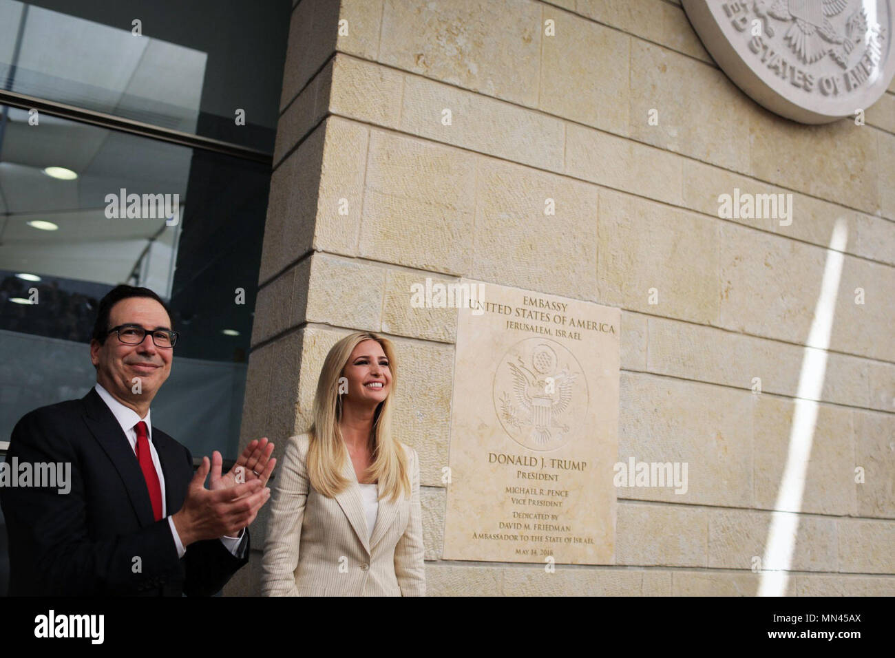 Gerusalemme, . 14 Maggio, 2018. Casa bianca senior advisor Ivanka Trump (R) e noi il Segretario al Tesoro Steven Mnuchin sorriso durante la cerimonia di apertura della nuova ambasciata degli Stati Uniti a Gerusalemme, 14 maggio 2018. Credito: dpa picture alliance/Alamy Live News Foto Stock