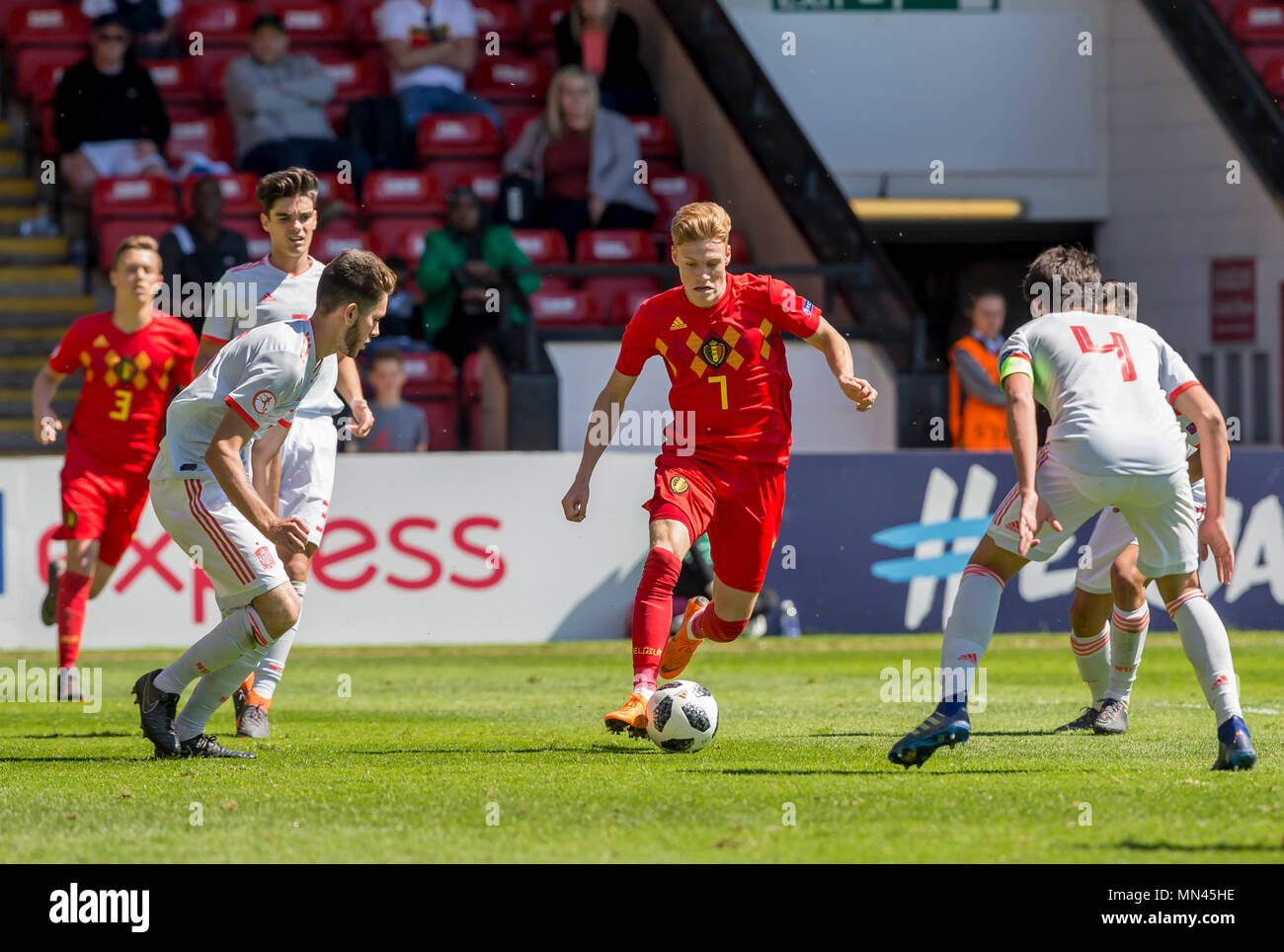 Lo stadio di Bankss, Walsall, Regno Unito. 14 Maggio, 2018. La UEFA Under 17 Campionati Europei, quarti di finale, Belgio U17s rispetto a Spagna U17s; Yorbe Vertessen del Belgio in attacco con sfera tesse il suo modo attraverso la difesa spagnolo Credito: Azione Sport Plus/Alamy Live News Foto Stock