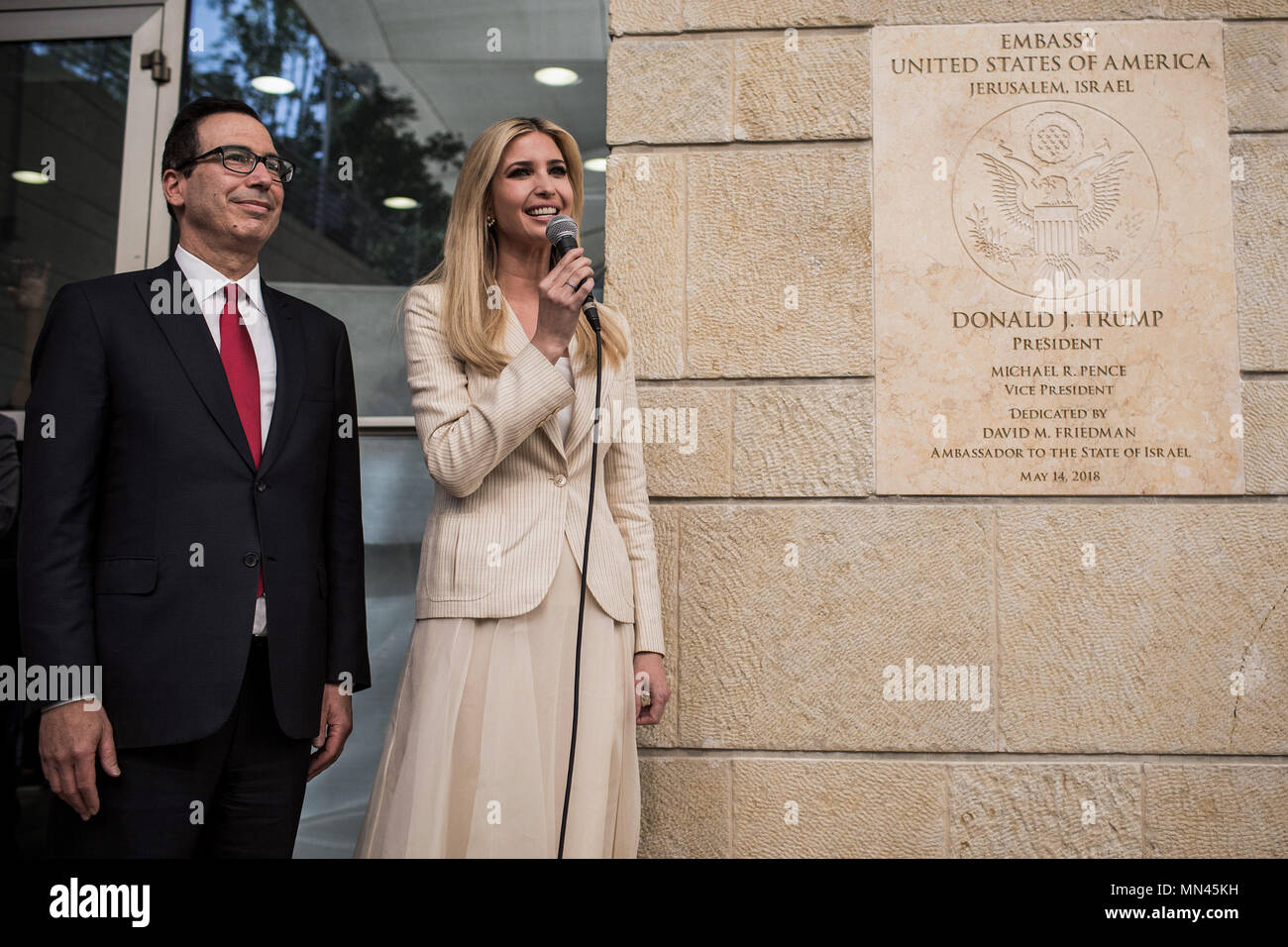 Gerusalemme, . 14 Maggio, 2018. Casa bianca senior advisor Ivanka Trump (R) parla accanto a noi il Segretario al Tesoro Steven Mnuchin durante la cerimonia di apertura della nuova ambasciata degli Stati Uniti a Gerusalemme, 14 maggio 2018. Credito: Ilia Yefimovich/dpa/Alamy Live News Foto Stock