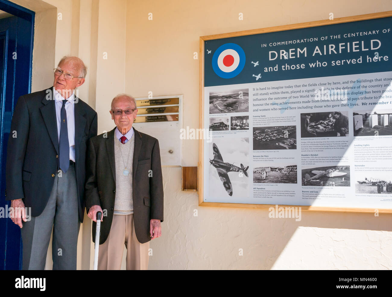 Drem, Scozia, 14 maggio 2018. Celebrando RAF Drem centenario, Scotland, Regno Unito. Una lapide svelata in occasione del centenario. Essa ha svolto un ruolo importante nella II Guerra Mondiale, con la difesa aerea xliii Fighter Squadron di stanza qui. Gordon Mills, di anni 96, di stanza qui durante la seconda guerra mondiale, ha svelato il bordo. L'aviosuperficie è famosa per inventare il Drem sistema di illuminazione, aiutando spitfires alla terra di notte, che è stato adottato da tutte le stazioni di RAF. Restanti edifici sono ora Fenton Barns retail village. Il veterano di guerra e un membro della Gullane e Dirleton Storia della società. Foto Stock