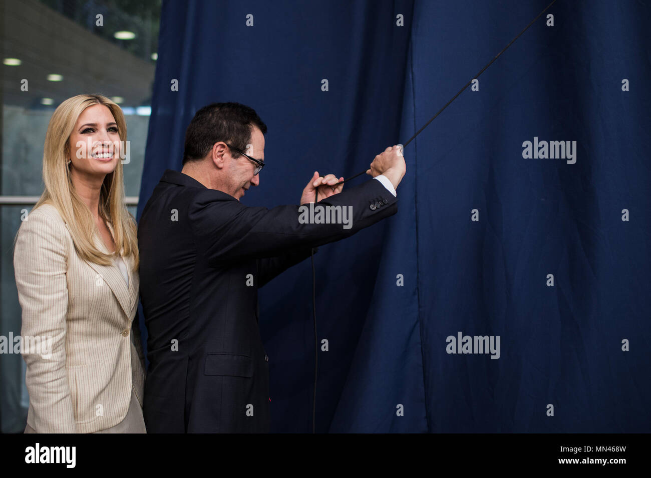 Gerusalemme, . 14 Maggio, 2018. Casa bianca senior advisor Ivanka Trump (L) sorrisi NEGLI STATI UNITI come segretario del Tesoro Steven Mnuchin ha scoperto una lapide durante la cerimonia di apertura della nuova ambasciata degli Stati Uniti a Gerusalemme, 14 maggio 2018. Credito: Ilia Yefimovich/dpa/Alamy Live News Foto Stock