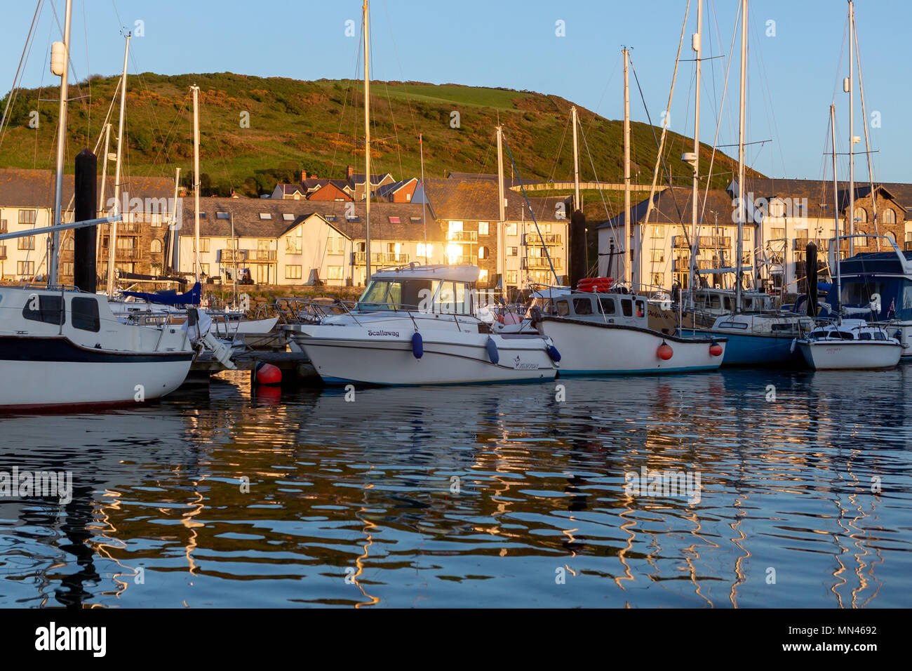 Aberystwyth, Ceredigion, Wales, Regno Unito 13 maggio 2018 UK Meteo: Riflessioni nel porto come Aberystwyth gode di un cielo azzurro e sole questa sera. © Ian Jones/Alamy Live News. Foto Stock