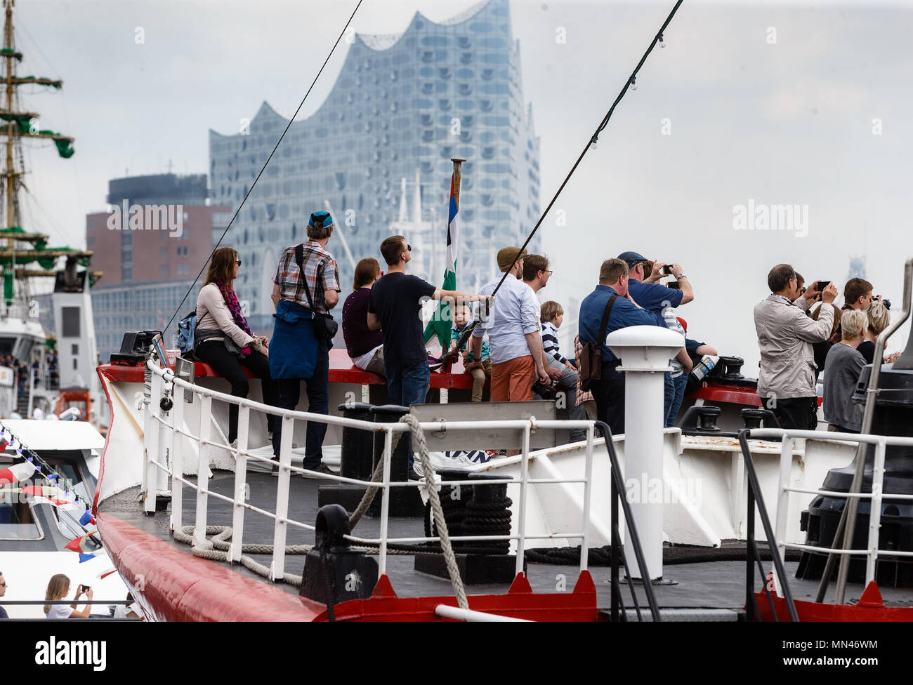 11 maggio 2018, Germania Amburgo: i visitatori del porto di Amburgo il 829th anniversario sulla poppa della lightship 'Borkumriff' prima del Elbphilharmonie il giorno della nave aperto. Il festival durerà fino al 13 maggio 2018. Foto: Markus Scholz/dpa Foto Stock