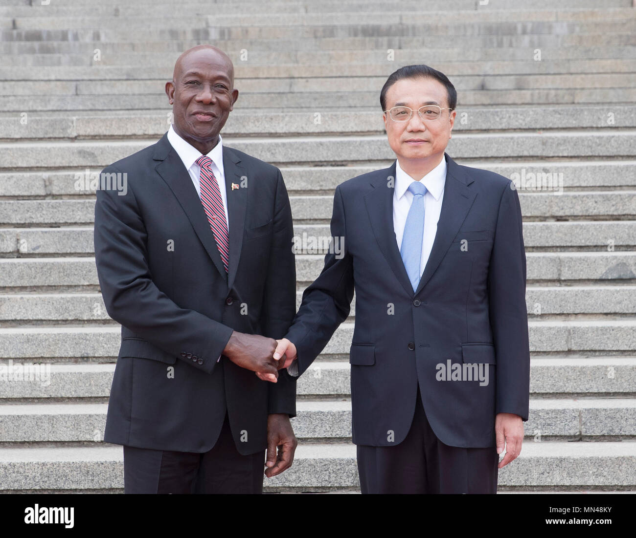 Pechino, Cina. 14 Maggio, 2018. Il premier cinese LI Keqiang (R) detiene una cerimonia di benvenuto per il Primo Ministro Keith Rowley di Trinidad e Tobago prima i colloqui a Pechino Capitale della Cina, 14 maggio 2018. Credito: Wang Ye/Xinhua/Alamy Live News Foto Stock