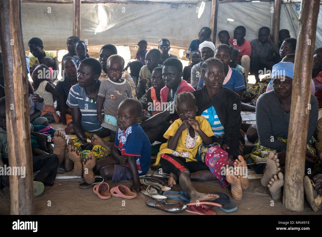 Kuluba, Uganda. 8 Maggio, 2018. Appena arrivati a sud profughi sudanesi visto seduto sul pavimento come erano in attesa di essere registrati.Il rifugiato Kuluba centro di accoglienza è uno dei numerosi centri di accoglienza nel nord Uganda costruita appositamente per gestire le centinaia di migliaia di sud sudanesi afflusso di rifugiati. Il centro di accoglienza è dove i rifugiati vengono registrati dall'UNHCR come rifugiati ufficialmente e sono solo andare a stare qui per 24-48 ore prima di essere trasferiti al più permanenti di insediamenti dei rifugiati. Credito: Geovien così SOPA/images/ZUMA filo/Alamy Live News Foto Stock