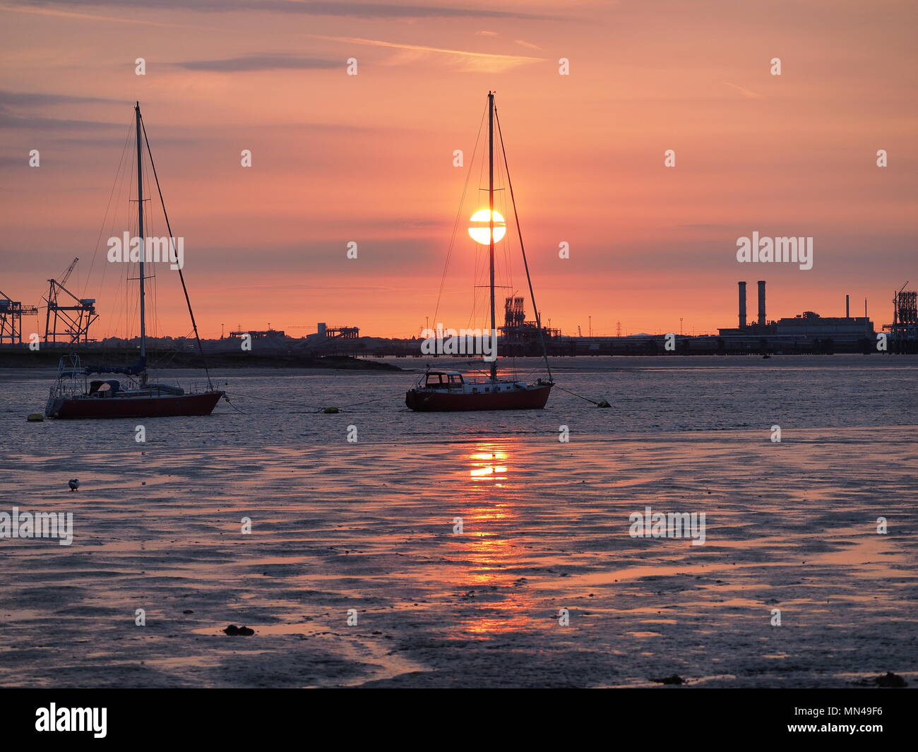 Queenborough, Kent, Regno Unito. 14 Maggio, 2018. Regno Unito Meteo: un tramonto dorato in Queenborough, Kent come il Sud-est guarda avanti ad un'altra ondata di caldo. Credito: James Bell/Alamy Live News Foto Stock